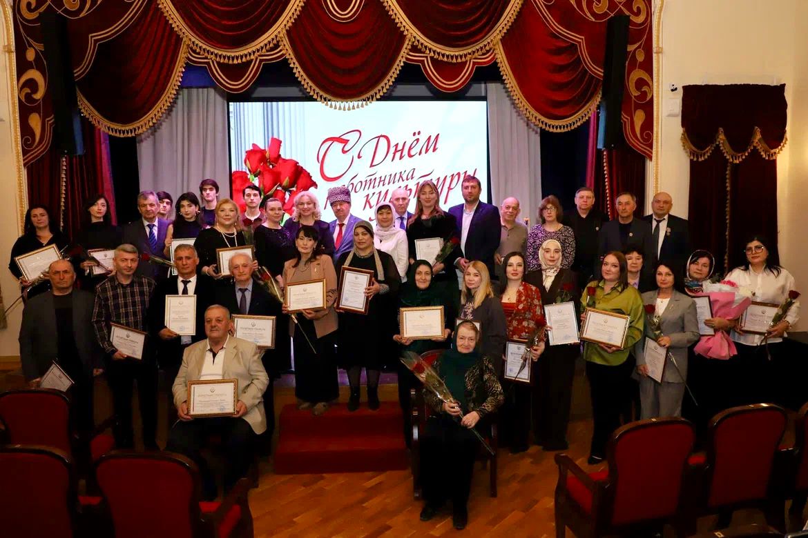 Деятелей культуры и искусства отметили высокими наградами ко Дню работника культуры.